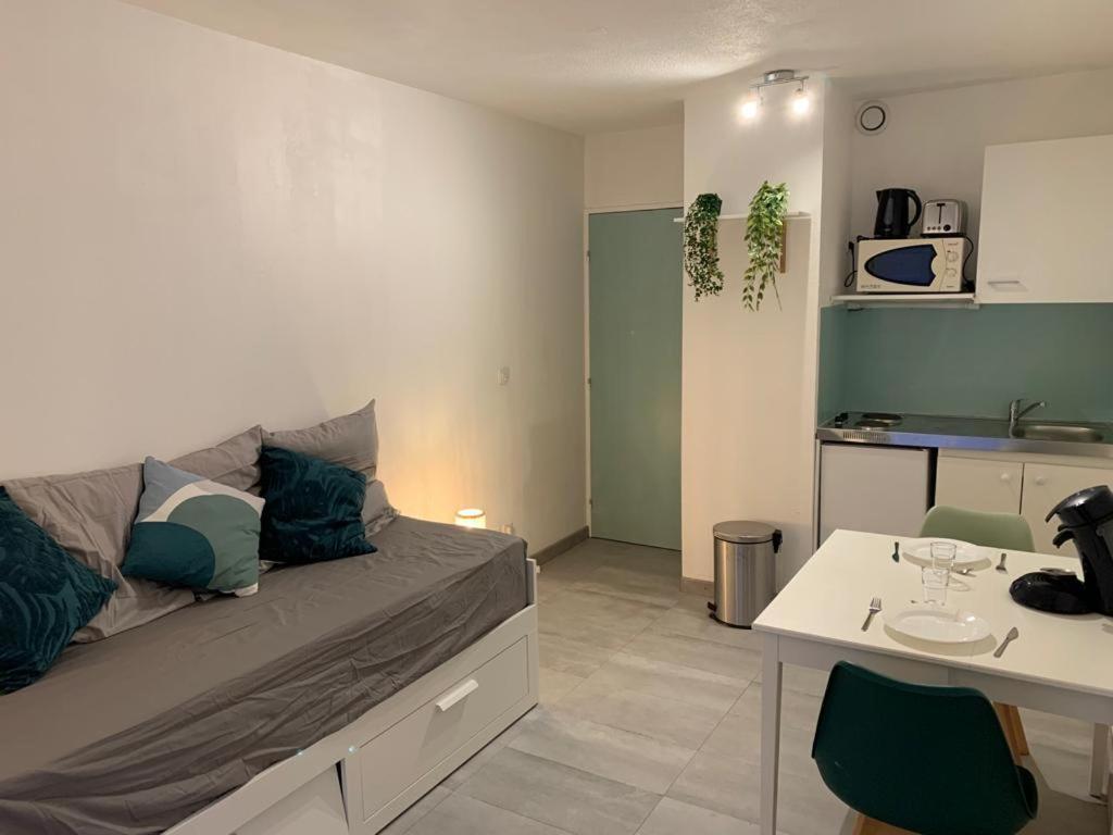 Appartement Tout Equipe A 6 Minutes De La Gare St Charles Marseille Luaran gambar